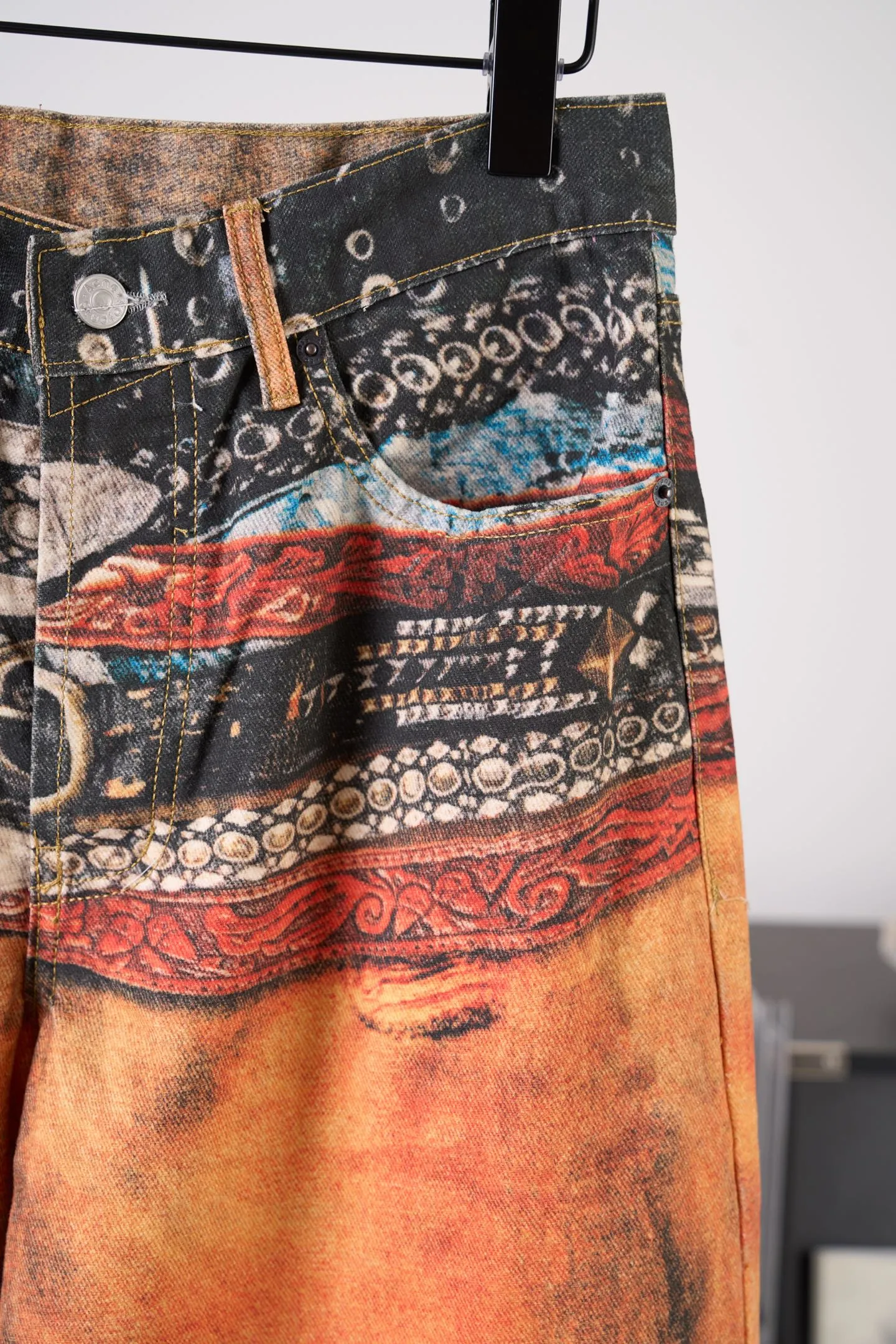 [Real auction] Acne Studios trompe l'oeil print denim trousers [In Stock] S M L XL These jeans are made of brushed cotton Canvas and decorated with seasonal trompe l'oeil effect prints. Featuring a regular fit and mid-low rise, these jeans feature a straight leg, full length and button placket.